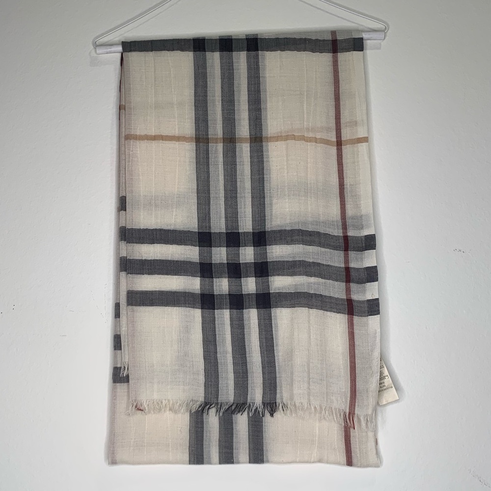 Burberry light wool scarf